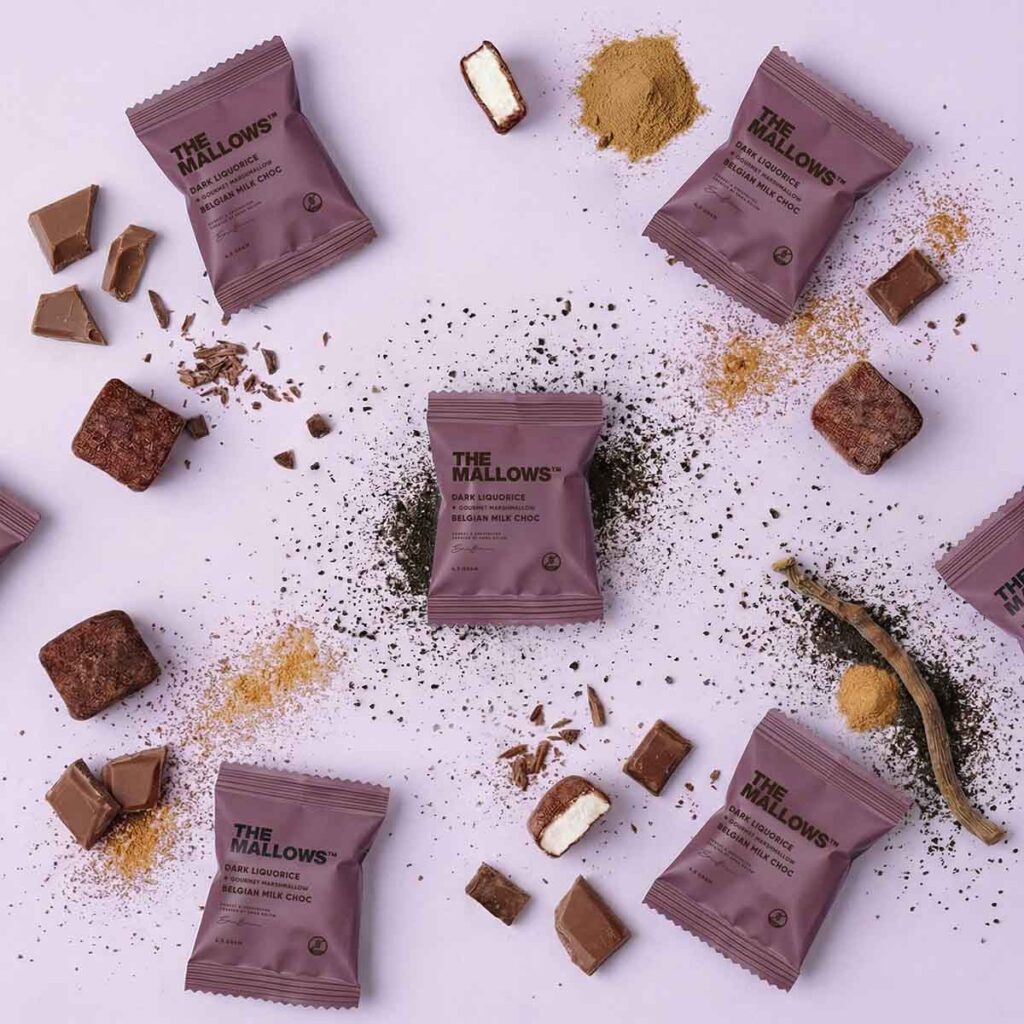 The Mallows Flowpacks skumfiduser Dark Liqourice mælkechokolade og Lakrids, lakridsgranulat enkeltpakkede firmaslik marshmallows belgisk chokolade Emma Bülow dansk slik for voksne