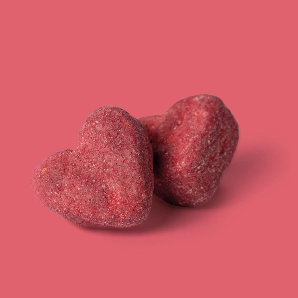 The Mallows Love Hearts gourmet skumfiduser Classic Raspberry med hvid chokolade og hindbær close up fra Emma Bülow